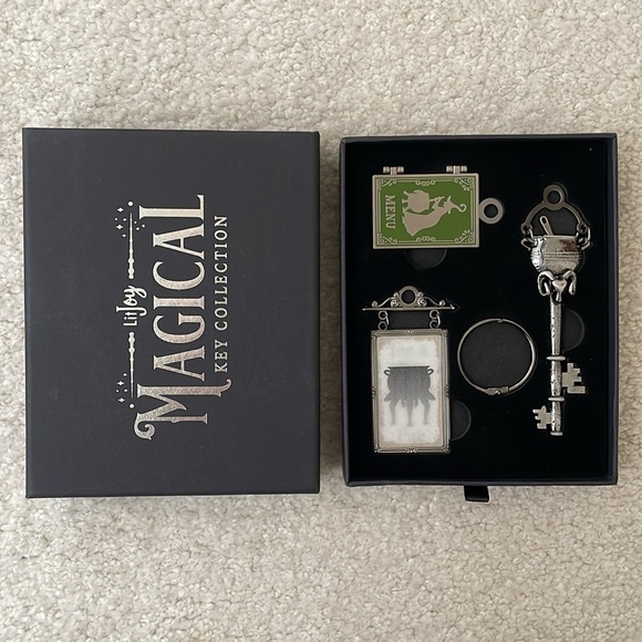 LitJoy Harry Potter Magical 'The Cracked Kettle Pub Key #22' - Picture 2 of 11